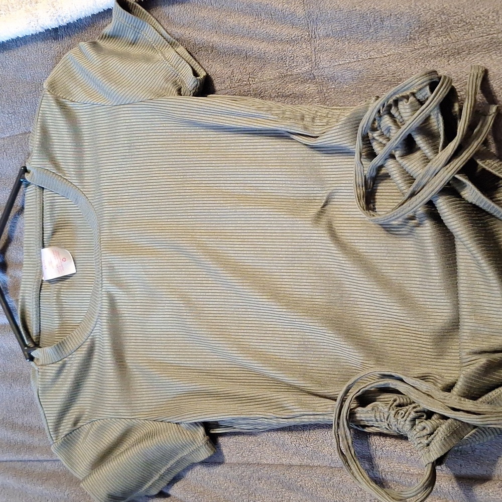 Green tee slide strings on side short sleeve